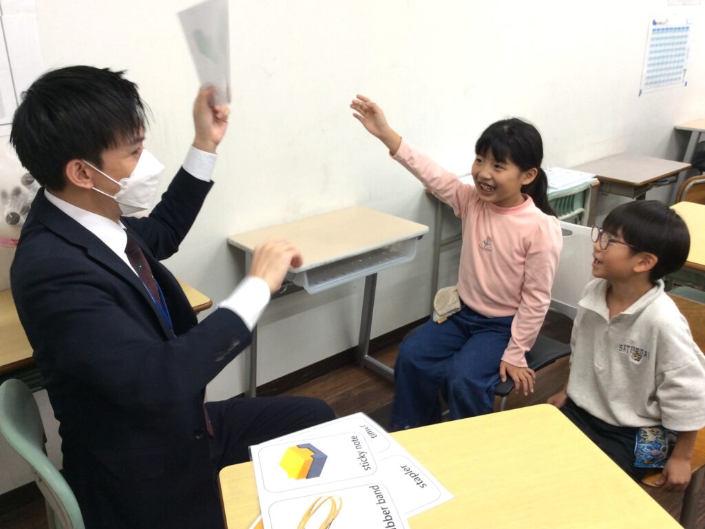 放課後クラブの英語ゲームの様子